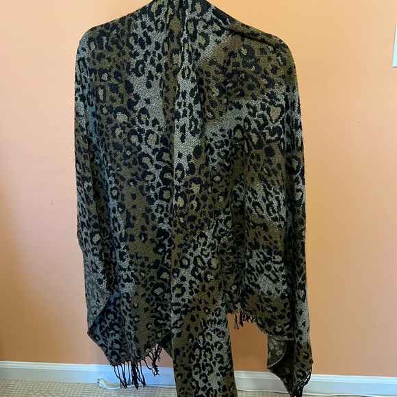 One Size Leopard shawl with fringe - Picture 1 of 6